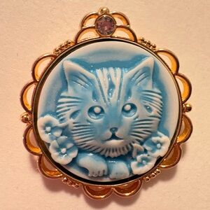 Vintage Blue Cat Cameo pendant in gold tone setting